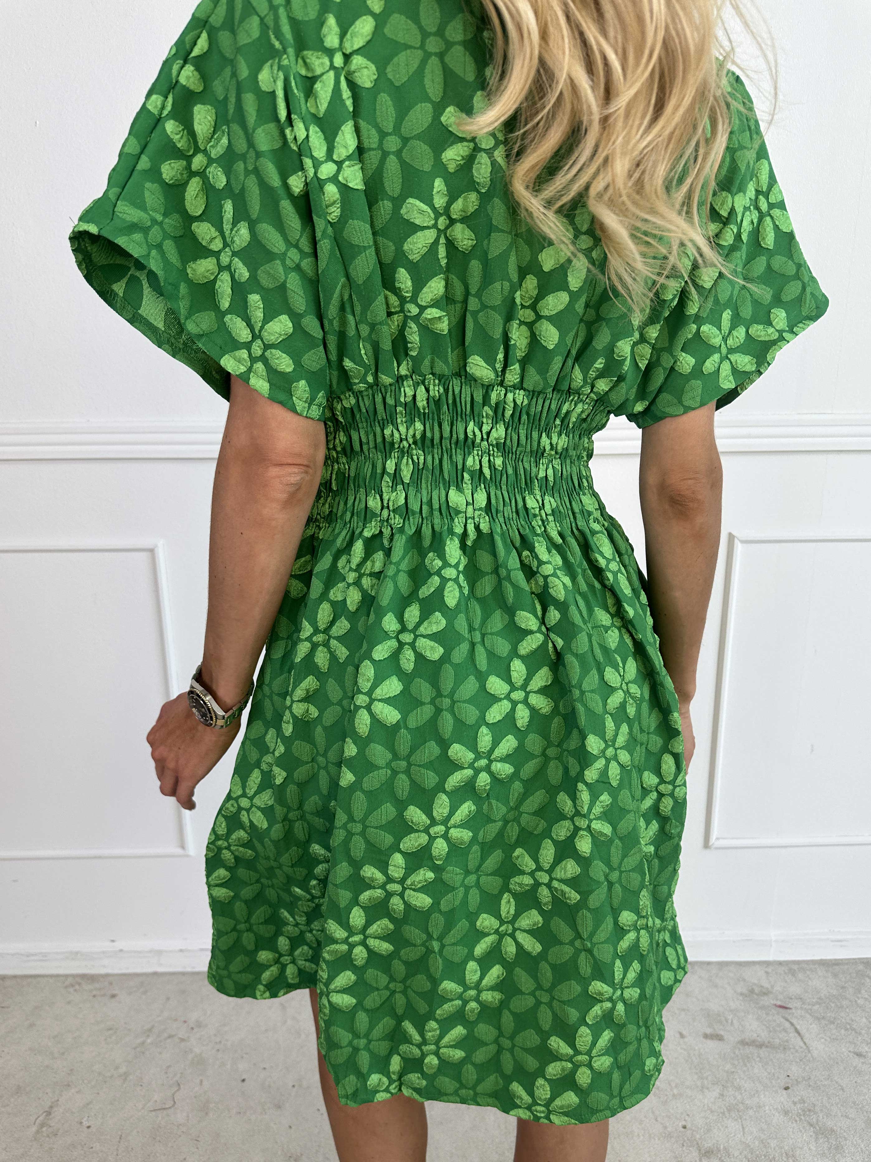 Pams Bloom Short - Feminin kjole med blomstermotiver